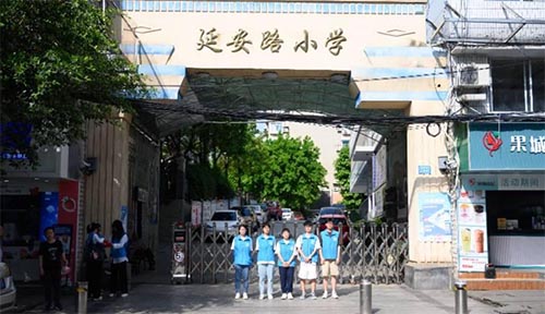 ���ơ���ֱ���v�ütɫ���£��ԾW�顰ý�����мtɫ����