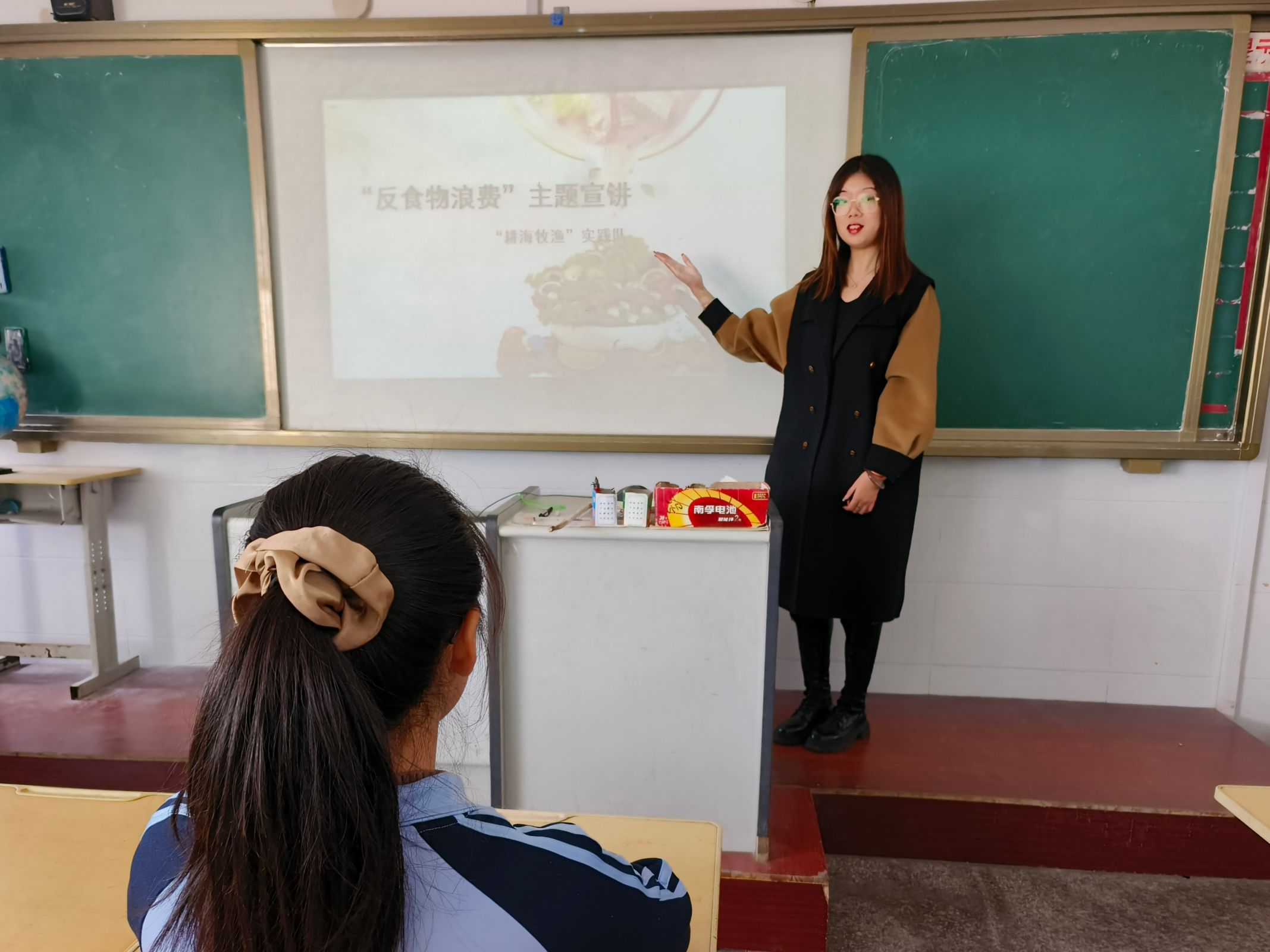 ���й��s�����M��ʳ�������MУ�@