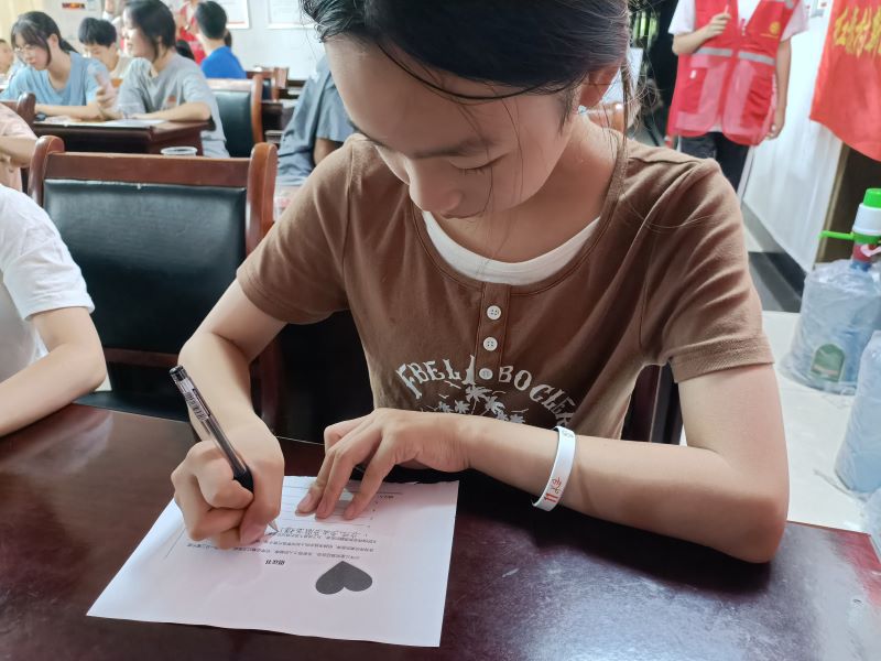 圖為小朋友寫食品安全倡議書