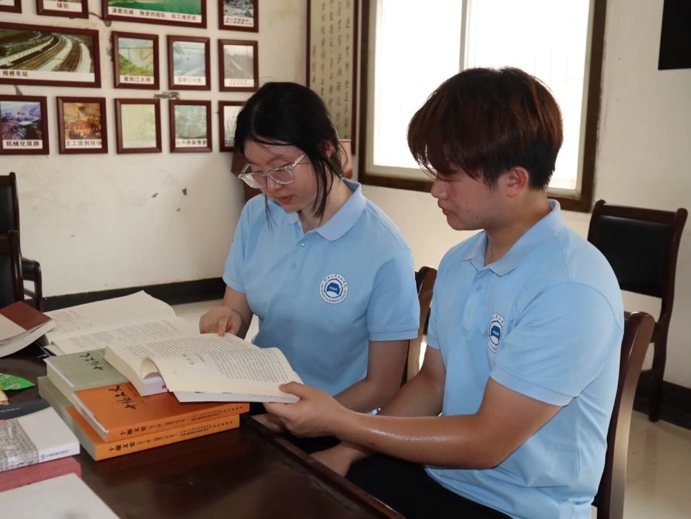 �F�}н�����`�F���L�ϠI��ʿ��@��׷���F�����񣬂��мtɫн��