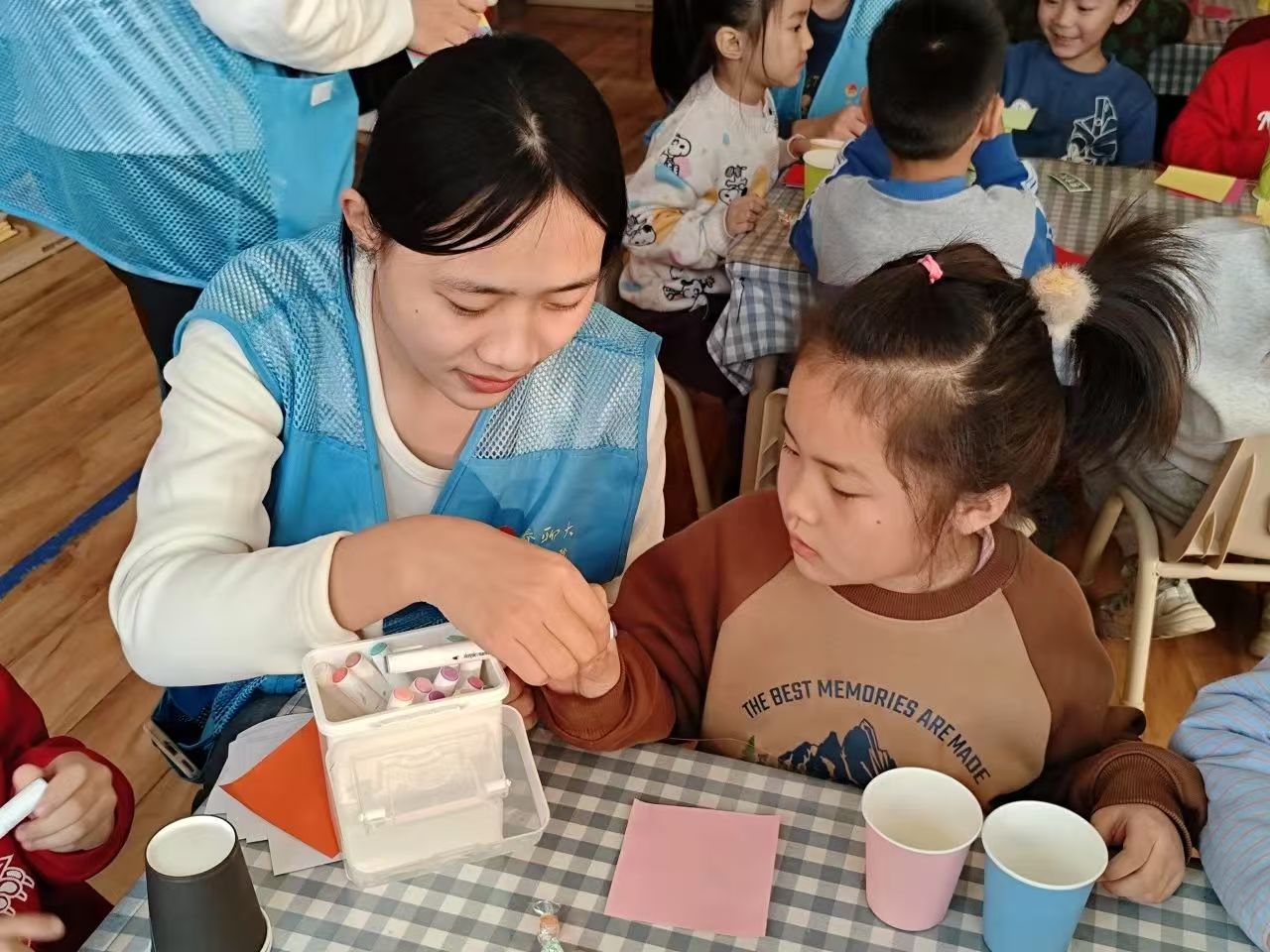 ���W�����WԺ���־Ը������e�k������֪ͯ�U�ܵ�������^·���˺͡�־Ը���ջ��