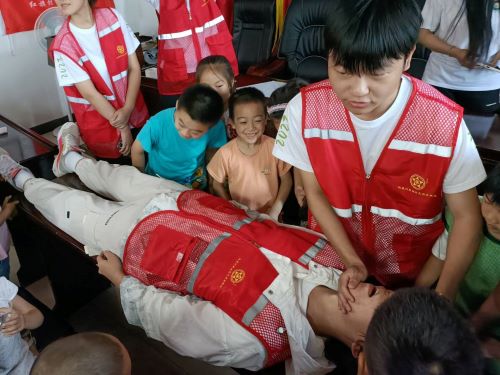 圖為志愿者演示心肺復(fù)蘇的現(xiàn)場