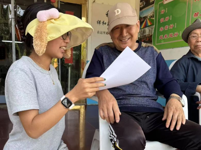 圖為實踐團成員劉家瑋在老年公寓為老人宣傳防詐騙知識