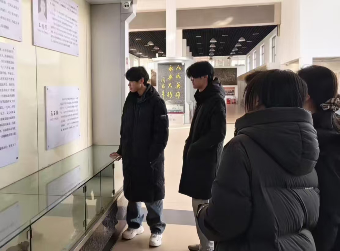 ̤��Ӣ�����E�����мtɫ���򡪡��t(y��)�W(xu��)Ժ�_չ�tɫ���}���`���